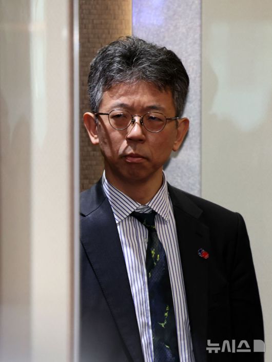 [서울=뉴시스] 배훈식 기자 = 독도 영유권 주장 전시관 재개관으로 초치된 이세키 요시야스 주한일본대사관 총괄공사대리(정무공사)가 18일 오후 서울 종로구 외교부 청사 승강기에 굳은 표정으로 타고 있다. 2025.04.18. dahora83@newsis.com