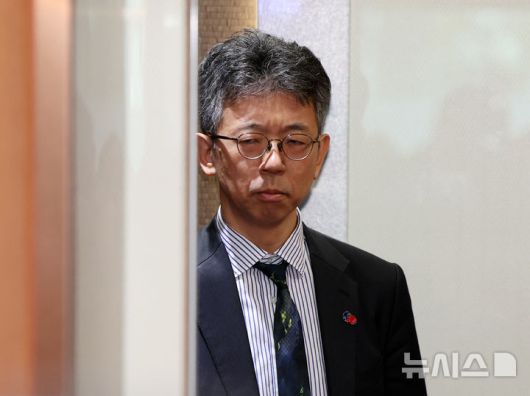 [서울=뉴시스] 배훈식 기자 = 독도 영유권 주장 전시관 재개관으로 초치된 이세키 요시야스 주한일본대사관 총괄공사대리(정무공사)가 18일 오후 서울 종로구 외교부 청사 승강기에 굳은 표정으로 타고 있다. 2025.04.18. dahora83@newsis.com