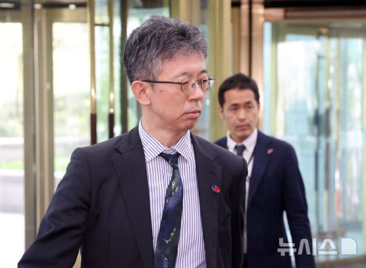 [서울=뉴시스] 배훈식 기자 = 독도 영유권 주장 전시관 재개관으로 초치된 이세키 요시야스 주한일본대사관 총괄공사대리(정무공사)가 18일 오후 서울 종로구 외교부 청사에 들어서고 있다. 2025.04.18. dahora83@newsis.com