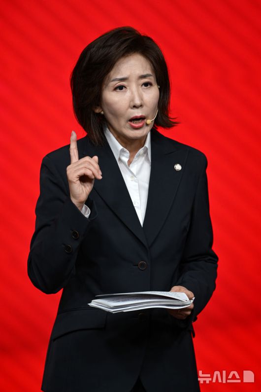 [서울=뉴시스] 국회사진기자단 = 나경원 국민의힘 경선 후보가 18일 오후 서울 강서구 ASSA아트홀에서 열린 국민의힘 '제21대 대통령후보자 1차 경선 비전대회'에서 비전을 발표하고 있다. 2025.04.18. photo@newsis.com