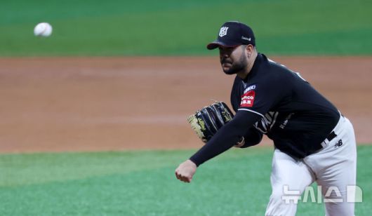 [서울=뉴시스] 홍효식 기자 = 지난달 18일 서울 구로구 고척스카이돔에서 열린 2025 KBO리그 kt 위즈와 키움 히어로즈의 경기, 1회말 kt 위즈 선발투수 헤이수스가 역투하고 있다. 2025.04.18. yesphoto@newsis.com