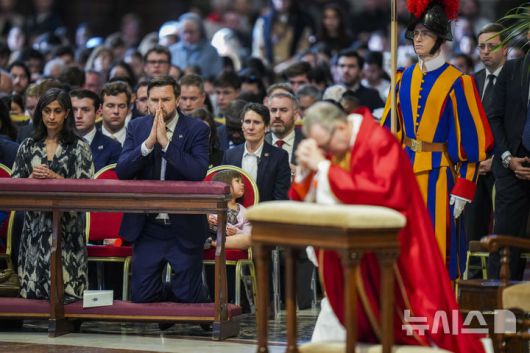 [바티칸=AP/뉴시스] JD 밴스 미국 부통령이 가족과 함께 18일(현지 시간) 바티칸시국의 성베드로대성당에서 클라우디오 구제로티 추기경이 주관하는 성금요일 미사에 참석해 기도하고 있다. 2025.04.19.