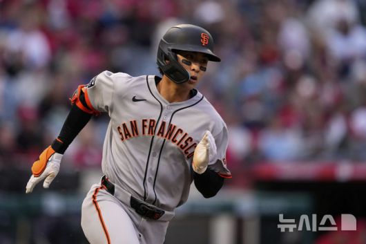 [애너하임=AP/뉴시스] 미국 메이저리그(MLB) 샌프란시스코 자이언츠의 이정후가 19일(한국 시간) 미국 캘리포니아주 애너하임의 에인절스타디움에서 열린 2025 메이저리그(MLB) 정규리그 LA 에인절스와의 원정 경기 1회에 번트 안타를 치고 달리고 있다. 2025.04.19.