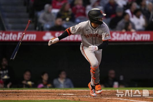 [애너하임=AP/뉴시스] 미국 메이저리그(MLB) 샌프란시스코 자이언츠의 이정후가 19일(한국 시간) 미국 캘리포니아주 애너하임의 에인절스타디움에서 열린 2025 메이저리그(MLB) 정규리그 LA 에인절스와의 원정 경기 3회 안타를 치고 달리고 있다. 2025.04.19.