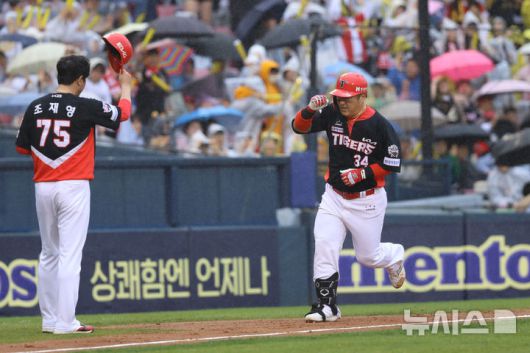[서울=뉴시스] 프로야구 KIA 타이거즈 최형우가 19일 잠실구장에서 열린 2025 신한 쏠뱅크 KBO리그 두산과의 경기 4회초 솔로홈런을 친 뒤 베이스를 돌고 있다. (사진=KIA 타이거즈 제공) 2025.04.19.
