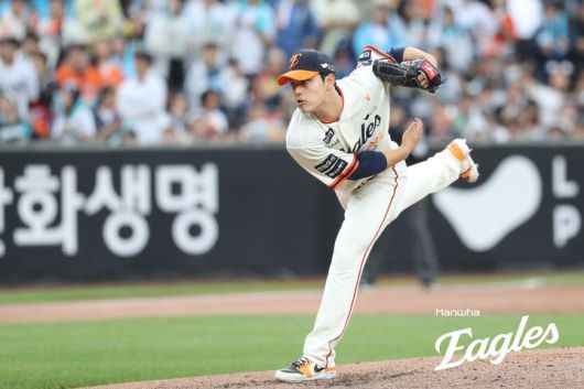 [서울=뉴시스] 프로야구 한화 이글스 문동주가 지난 19일 대전 한화생명볼파크에서 열린 NC 다이노스와의 2025 신한 쏠뱅크 KBO리그 경기에 선발 등판해 공을 던지고 있다. (사진=한화 이글스 제공) 2025,04.19. *재판매 및 DB 금지