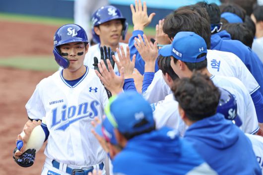 [서울=뉴시스] 프로야구 삼성 라이온즈 구자욱이 19일 대구 삼성라이온즈파크에서 열린 롯데 자이언츠와의 2025 신한 쏠뱅크 KBO리그 경기에 홈런을 치고 들어와 동료들의 축하를 받고 있다. (사진=삼성 라이온즈 제공) 2025,04.19. *재판매 및 DB 금지