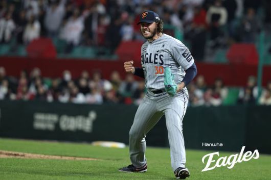 [서울=뉴시스] 프로야구 한화 이글스 코디 폰세가 지난 15일 인천 SSG랜더스필드에서 열린 2025 신한 쏠뱅크 KBO리그 SSG 랜더스와의 경기에 선발 등판해 삼진을 잡은 뒤 환호하고 있다. (사진=한화 이글스 제공) 2025,04.15. *재판매 및 DB 금지