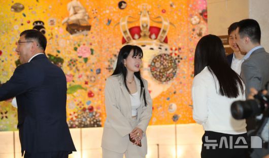 [서귀포=뉴시스] 우장호 기자 = 제주신화월드 메리어트 리조트 1층에 '더 갤러리(THE GALLERY)'가 정식 개관했다. 더 갤러리의 첫 전시는 '인투 더 아일랜드(INTO THE ISLAND)'라는 주제로 김지희 작가의 개인전으로 꾸며졌다. 김 작가가 19일 오후 더 갤러리 개관식에서 내빈들과 인사하고 있다. 김 작가는 현대인의 욕망과 존재에 대한 날카로운 통찰을 시각 언어로 풀어내왔다. 이번 전시에서는 10m 규모 대형 회화 작품을 포함한 주요 작품들을 공개했다. 2025.04.19. woo1223@newsis.com