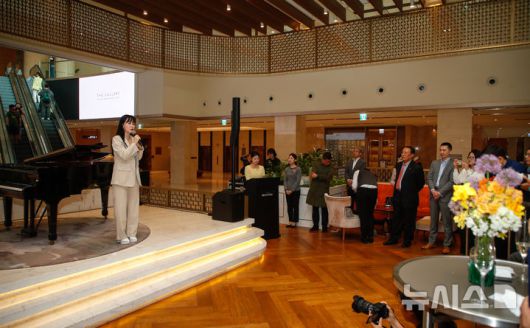 [서귀포=뉴시스] 우장호 기자 = 김지희 작가가 19일 오후 제주신화월드 메리어트 리조트 1층에서 열린 '더 갤러리(THE GALLERY)' 정식 개관식에 참석해 인사말을 하고 있다. 제주신화월드 메리어트 리조트 1층에 '더 갤러리'가 정식 개관했다. 더 갤러리의 첫 전시는 '인투 더 아일랜드(INTO THE ISLAND)'라는 주제로 김 작가의 개인전으로 꾸며졌다. 2025.04.19. woo1223@newsis.com