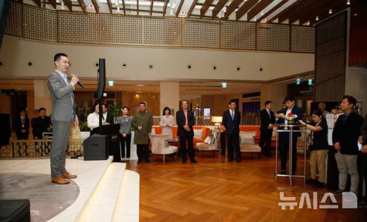 [서귀포=뉴시스] 우장호 기자 = 제주신화월드 메리어트 리조트 1층에 '더 갤러리(THE GALLERY)'가 정식 개관했다. 더 갤러리의 첫 전시는 '인투 더 아일랜드(INTO THE ISLAND)'라는 주제로 김지희 작가의 개인전으로 꾸며졌다. 황웨이 제주신화월드 최고경영자(CEO)가 19일 오후 더 갤러리 개관식에서 인사말을 하고 있다. 2025.04.19. woo1223@newsis.com