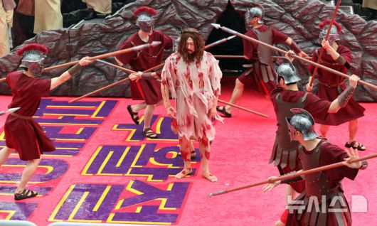 [서울=뉴시스] 김금보 기자 = 19일 서울 종로구 광화문광장에서 열린 '2025 부활절 퍼레이드'에서 참가자들이 뮤지컬을 하고 있다. 2025.04.19. kgb@newsis.com