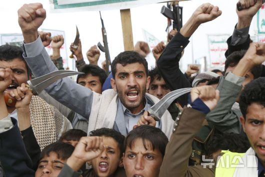 [ 사나( 예멘)=신화/뉴시스] 예멘 수도 사나에서 4월 18일  무기를 든 시위대가 전날 미군이  호데이다주의 급유항 라스 이사에서 폭격과 민간인 살상을 한 데에 항의하는 구호를 외치고 있다.  2024.04. 20.