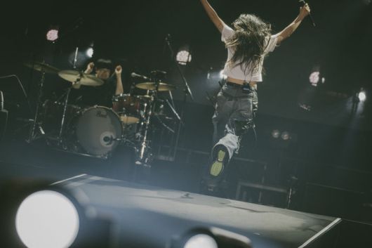 [고양=뉴시스] 일본 스타 싱어송라이터 아이묭(あいみょん)이 19~20일 경기 고양 킨텍스 9홀에서 '돌핀·아파트 인 서울'을 펼쳤다. 그녀는 데뷔 10년 만에 첫 내한공연했다. (사진 = MPMG 제공) 2025.04.20. photo@newsis.com. *재판매 및 DB 금지