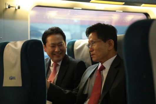 [서울=뉴시스] 권창회 기자 = 김문수 제21대 대통령 선거 국민의힘 경선 후보와 장동혁 김문수 캠프 총괄선거대책본부장이 20일 서울 용산구 서울역에서 대구행 열차에 탑승해 대화하고 있다. (사진=김문수 캠프 제공) 2025.04.20. photo@newsis.com *재판매 및 DB 금지