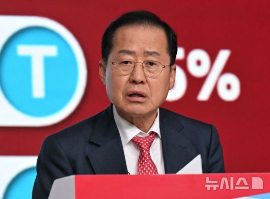 [서울=뉴시스] 국회사진기자단 = 홍준표 제21대 대통령 선거 국민의힘 경선 후보가 20일 서울 강서구 ASSA아트홀에서 열린 '제21대 대통령 선거 국민의힘 1차 경선 B조 토론회'에서 발언하고 있다. 2025.04.20. photo@newsis.com