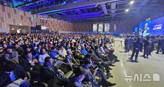 [울산=뉴시스] 배병수 기자 = 20일 오후 울산 울주군 울산 전시컨벤션센터 A홀에서 더불어민주당 21대 대통령선거 후보자 선출을 위한 영남권 합동연설회가 열리고 있다. 2025.04.20.bbs@newsis.com.