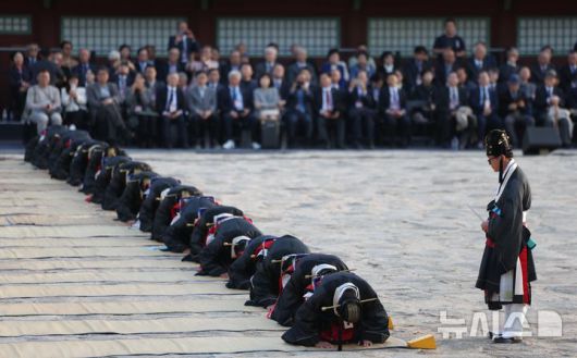 [서울=뉴시스] 김선웅 기자 = 20일 서울 종로구 종묘에서 신주 환안으로 종묘 정전 보수가 모두 완료 되었음을 고하는 제사 고유제가 진행되고 있다. 2025.04.20. mangusta@newsis.com