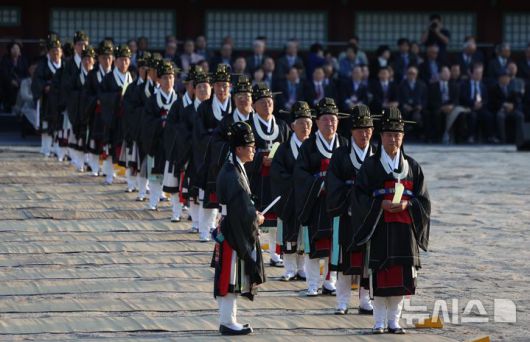 [서울=뉴시스] 김선웅 기자 = 20일 서울 종로구 종묘에서 신주 환안으로 종묘 정전 보수가 모두 완료 되었음을 고하는 제사 고유제가 진행되고 있다. 2025.04.20. mangusta@newsis.com