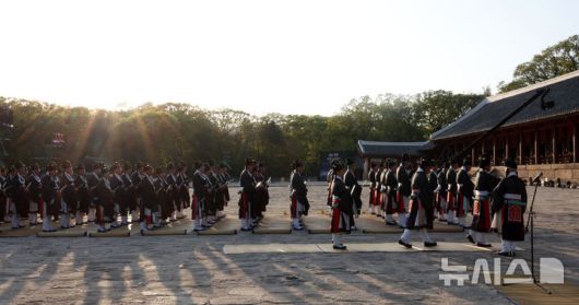 [서울=뉴시스] 김선웅 기자 = 20일 서울 종로구 종묘에서 신주 환안으로 종묘 정전 보수가 모두 완료 되었음을 고하는 제사 고유제가 진행되고 있다. 2025.04.20. mangusta@newsis.com