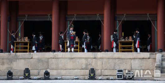 [서울=뉴시스] 김선웅 기자 = 20일 서울 종로구 종묘에서 신주 환안으로 종묘 정전 보수가 모두 완료 되었음을 고하는 제사 고유제가 진행되고 있다. 2025.04.20. mangusta@newsis.com