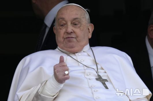 [바티칸시국=AP/뉴시스] 프란치스코 교황이 21일 선종했다고 AP통신이 보도했다. AP통신에 따르면 교황청은 "프란치스코 교황이 오늘 오전 7시35분께 자택에서 선종했다"고 밝혔다. 프란치스코 교황은 최근 폐렴으로 입원했다가 퇴원해 활동을 재개하고 있었다. 사진은 프란치스코 교황이 지난 2월 14일부터 기관지염과 양측성 폐렴 치료를 받고 있는 가운데 3월 23일 로마의 아고스티노 제멜리 폴리클리닉 창문에 나타나 엄지손가락을 치켜세우고 있는 모습. .2025.04.21.