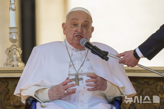 [바티칸시국=AP/뉴시스] 프란치스코 교황이 21일 선종했다고 AP통신이 보도했다. AP통신에 따르면 교황청은 "프란치스코 교황이 오늘 오전 7시35분께 자택에서 선종했다"고 밝혔다. 프란치스코 교황은 최근 폐렴으로 입원했다가 퇴원해 활동을 재개하고 있었다. 사진은 프란치스코 교황이 지난 4월 6일 바티칸 성 베드로 광장에서 열린 병자 및 의료 종사자 희년 행사의 일환으로 신자들에게 연설하고 있는 모습.2025.04.21.