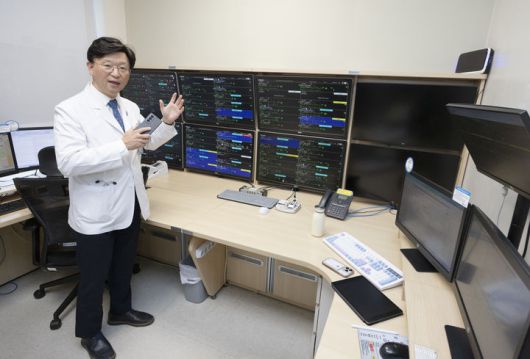 [서울=뉴시스]박진식 혜원의료재단 이사장이 17일 인천세종병원에서 환자 모니터링 시스템을 소개하고 있다. (사진=혜원의료재단 제공) 4. 21.  *재판매 및 DB 금지