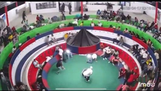 [뉴시스]20일(현지 시간) 미국 CBS뉴스에 따르면 지난 17일 밤 에콰도르 북서부의 농촌 지역인 라 발렌시아(La Valencia) 공동체에서는 최소 5명의 남성이 투계 경기장에 진입해 자동소총으로 수십 명의 관중을 향해 총격을 가했다. (사진=엑스 캡처) 2025.4.21 *재판매 및 DB 금지