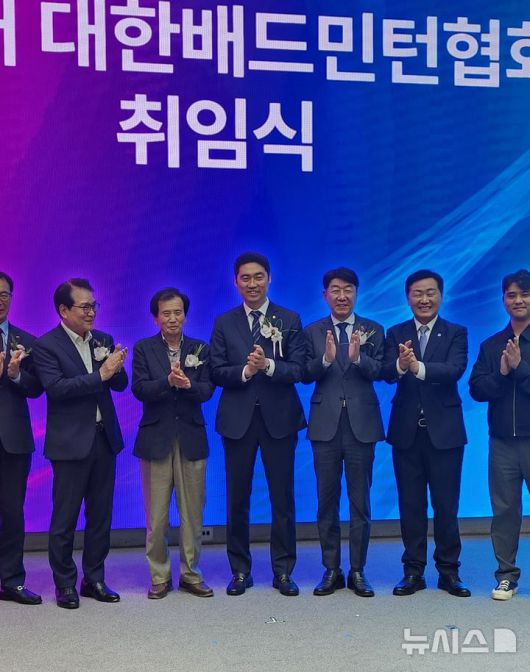 [서울=뉴시스] 박윤서 기자 = 김동문 대한배드민턴협회장(가운데). 2025.04.21.