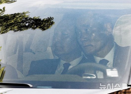 [서울=뉴시스] 김명년 기자 = 윤석열 전 대통령이 21일 오전 서울 서초구 중앙지방법원에서 열린 내란 우두머리 혐의 2차 공판에 차량을 타고 출석하고 있다. 2025.04.21. kmn@newsis.com