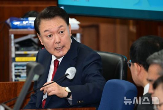 [서울=뉴시스] 사진공동취재단 = 12·3 비상계엄을 선포해 내란 우두머리 혐의로 재판에 넘겨진 윤석열 전 대통령이 21일 오전 서울 서초구 서울중앙지법 417호 법정에 앉아 변호인단과 대화를 하고 있다. 2025.04.21. photo@newsis.com