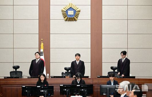 [서울=뉴시스] 사진공동취재단 = 지귀연 부장판사(가운데)가 윤석열 전 대통령의 내란 우두머리 혐의 재판을 하기 위해 21일 오전 서울 서초구 서울중앙지법 417호 법정으로 들어오고 있다. 2025.04.21. photo@newsis.com