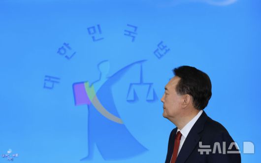 [서울=뉴시스] 사진공동취재단 = 윤석열 전 대통령이 21일 오전 서울 서초구 서울중앙지방법원에서 열린 내란 우두머리 혐의에 대한 두 번째 정식 재판에 출석하고 있다. 2025.04.21. photo@newsis.com