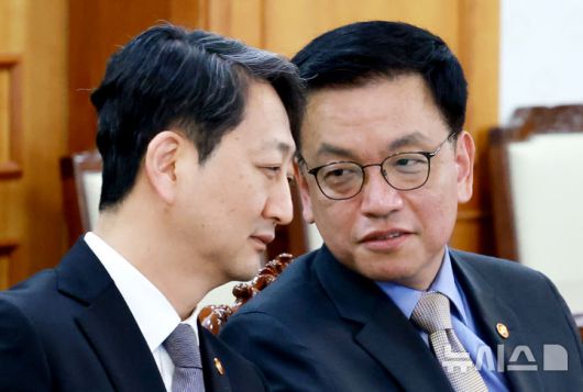[서울=뉴시스] 최진석 기자 = 최상목 경제부총리 겸 기획재정부 장관과 안덕근 산업통상자원부 장관이 21일 정부서울청사에서 열린 경제안보전략 태스크포스(TF) 회의에 참석해 대화하고 있다. (대통령실통신사진기자단) 2025.04.21. myjs@newsis.com