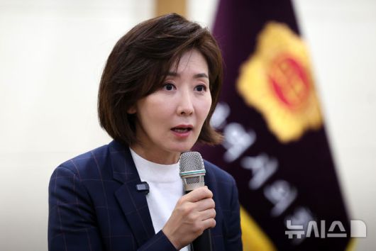 [대구=뉴시스] 이무열 기자 = 나경원 제21대 대통령 선거 국민의힘 경선 후보가 21일 대구 중구 대구시의회 회의장에서 기자들과 간담회를 갖고 있다. 2025.04.21. lmy@newsis.com