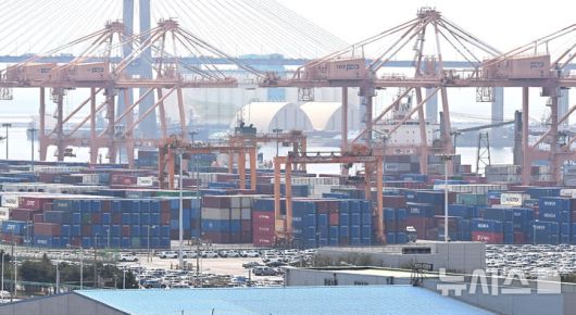 [평택=뉴시스] 김종택 기자 = 21일 경기 평택항 수출 야적장에 컨테이너가 쌓여 있다. 2025.04.21. jtk@newsis.com