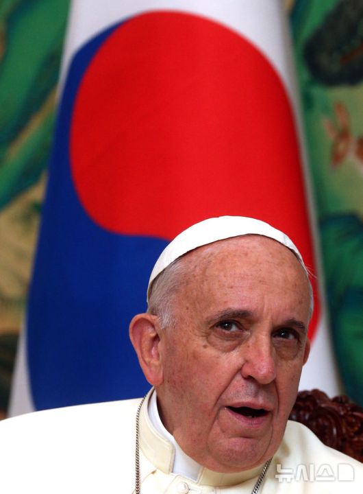 [서울=뉴시스] 프란치스코 교황이 21일 선종했다고 AP통신이 보도했다. 향년 88세. AP통신에 따르면 교황청은 "프란치스코 교황이 오늘 오전 7시35분께 자택에서 선종했다"고 밝혔다. 프란치스코 교황은 최근 폐렴으로 입원했다가 퇴원해 활동을 재개하고 있었다. 사진은 프란치스코 교황이 2014년 8월 18일 오후 경기도 성남 서울공항을 통해 출국하기 전 배웅나온 정홍원 총리와 환담하고 있는 모습. (사진=뉴시스DB) 2025.04.21. photo@newsis.com