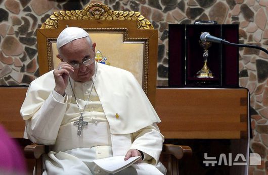 [서울=뉴시스] 프란치스코 교황이 21일 선종했다고 AP통신이 보도했다. 향년 88세. AP통신에 따르면 교황청은 "프란치스코 교황이 오늘 오전 7시35분께 자택에서 선종했다"고 밝혔다. 프란치스코 교황은 최근 폐렴으로 입원했다가 퇴원해 활동을 재개하고 있었다. 사진은 프란치스코 교황이 지난 2014년 8월 17일 충남 서산시 해미성지 소성당에서 열린 '아시아 주교들과의 만남'에 참석해 안경을 고쳐쓰고 있는 모습. (사진=뉴시스DB) 2025.04.21. photo@newsis.com