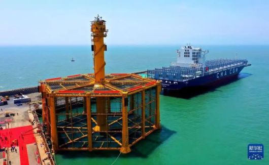 [서울=뉴시스] 중국이 21일 서해 잠정조치수역(PMZ)에 설치한 구조물에 대해 어업 양식 시설로 한중 협정 위반이 아니라는 입장을 재확인했다. 사진은 지난해 5월9일 산둥성 칭다오항에 있는 반잠수식 구조물 '선란(深蘭.Deep Blue)2호의 모습. <사진출처: 신화통신 웨이보> 2025.04.22