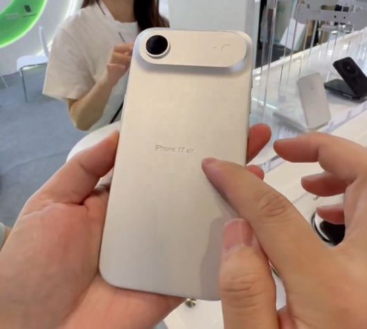 [서울=뉴시스] IT 팁스터(정보유출자) 마인부우는 전날 엑스(X·옛 트위터)를 통해 "중국의 한 매장에서 내가 제공한 CAD 모델을 활용해 아이폰 17 시리즈의 실물 모형을 전시하고 있다"며 관련 영상을 게재했다.  (사진= @MajinBuOfficial 엑스 캡처 ) 2025.04.22. photo@newsis.com *재판매 및 DB 금지