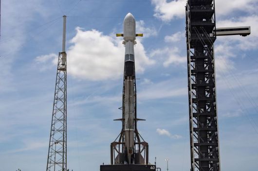 [서울=뉴시스] 미 케이프 커내버럴 우주군 기지 발사대에 기립 중인 군 정찰위성 4호기 발사체 모습. (사진=국방부 제공) 2025.04.22. photo@newsis.com *재판매 및 DB 금지