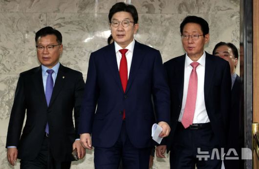 [서울=뉴시스] 조성봉 기자= 권성동 국민의힘 원내대표가 22일 오전 서울 여의도 국회에서 열린 원내대책회의에 참석하고 있다. 왼쪽부터 이양수 사무총장, 권 원내대표, 김상훈 정책위 의장. 2025.04.22. suncho21@newsis.com