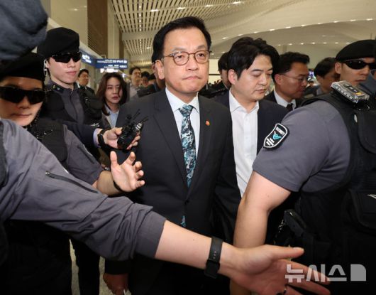 [인천공항=뉴시스] 이영환 기자 = 최상목 경제부총리 겸 기획재정부 장관이 22일 오전 인천국제공항 제2여객터미널을 통해 미국 워싱턴 D.C.로 출국하고 있다.최상목 경제부총리 겸 기획재정부 장관은 오는 23일~25일(현지시간) 미국 워싱턴 D.C.에서 개최되는 주요 20개국(G20) 재무장관 회의 및 국제통화금융위원회(IMFC)에 참석하며 24일(현지시간)에는 안덕근 산업통상자원부 장관과 함께 2+2 통상협의에 참여할 예정이다. 이 협의에는 스콧 베센트 미 재무부 장관, 제이미슨 그리어 무역대표부(USTR) 대표가 마주한다. 2025.04.22. 20hwan@newsis.com