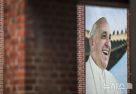 [서울=뉴시스] 정병혁 기자 = 제266대 교황인 프란치스코 교황이 선종한 가운데 22일 서울 중구 명동대성당 영성센터 외벽에  프란치스코 교황 사진이 걸려있다.  2025.04.22. jhope@newsis.com