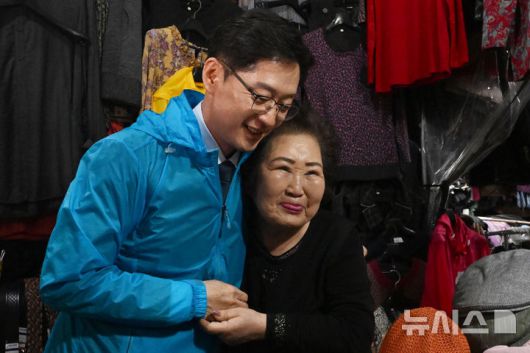 [광주=뉴시스] 이영주 기자 = 김경수 제21대 대통령 선거 더불어민주당 경선 후보가 22일 오전 광주 서구 양동시장을 찾아 한 포목점 상인과 기념사진을 촬영하고 있다. 2025.04.22. leeyj2578@newsis.com