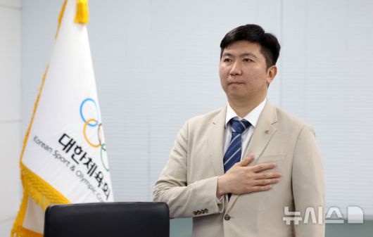 [서울=뉴시스] 김선웅 기자 = 유승민 대한체육회장이 22일 서울 송파구 대한체육회에서 열린 제2차 이사회에서 국민의례를 하고 있다. 2025.04.22. mangusta@newsis.com