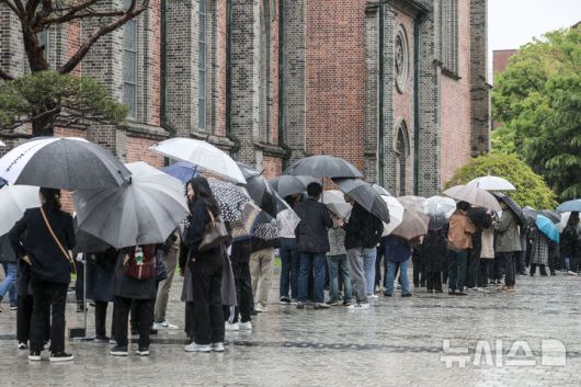 [서울=뉴시스] 정병혁 기자 = 제266대 교황인 프란치스코 교황이 선종한 가운데 22일 서울 중구 명동대성당을 찾은 시민들이 빈소에 조문하기 위해 줄을 서 있다. 2025.04.22. jhope@newsis.com