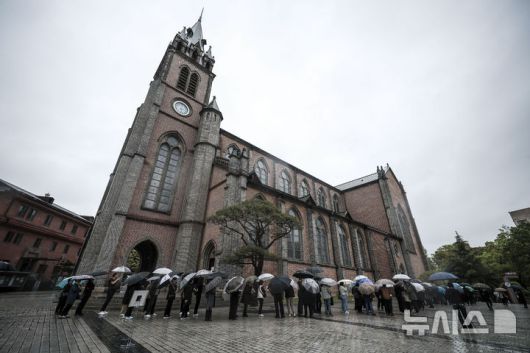 [서울=뉴시스] 정병혁 기자 = 제266대 교황인 프란치스코 교황이 선종한 가운데 22일 서울 중구 명동대성당을 찾은 시민들이 빈소에 조문하기 위해 줄을 서 있다. 2025.04.22. jhope@newsis.com