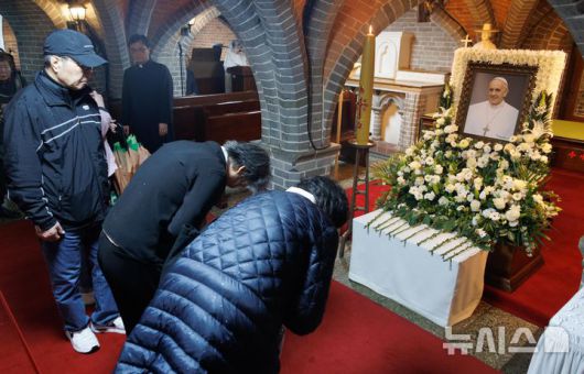 [서울=뉴시스] 사진공동취재단 = 22일 서울 중구 명동대성당 지하성당에 마련된 프란치스코 교황의 빈소를 찾은 조문객들이 조문하고 있다. 2025.04.22. photo@newsis.com